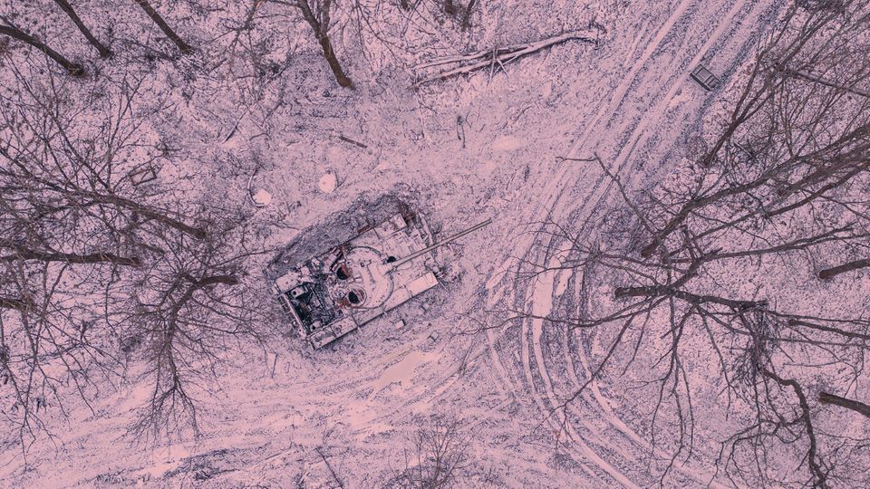Ein mit Schnee bedeckter Panzer steht im Wald in der Region Charkiw in der Ukraine