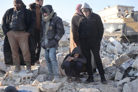 Bewohner in der nordsyrischen Stadt Harim inspizieren ein eingestürztes Gebäude