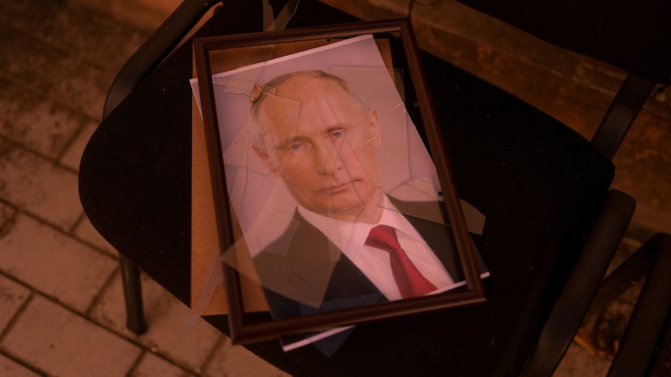 Ein Porträt des russischen Präsidenten Wladimir Putin in Cherson in der Ukraine