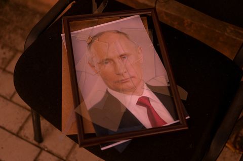 Ein Porträt des russischen Präsidenten Wladimir Putin in Cherson in der Ukraine