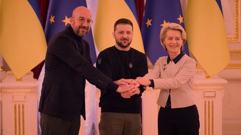 Charles Michel, Wolodymyr Zelenskiy und Ursula von der Leyen bei einem Treffen in der Ukraine