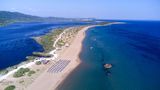 Hart am Wind: Kite-Surfen  Ein langer Sandstrand, flach abfallendes Wasser, stetiger Wind und kaum Badegäste. Halikounas-Strand im Südwesten von Korfu ist ein perfekter Ort, um das Surfen am Drachen zu erlernen. Anlaufstelle ist der "Kite Corfu Club". Der Club schult nach Standard des Verbandes Deutscher Windsurfing Schulen VDWS.