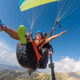 Einfach mal hängenlassen: Paragliding  Bei Corfu-Paragliding nahe Pelekas gibt es zwar keine Ausbildung zum Gleitschirmflieger, dafür lässt sich hier in dieses aufregende Hobby Reinschuppern. Gestartet wird direkt von einer Klippe mit Blick aufs Meer. Die Tandem-Gleitschirme fliegen auf den von der steilen Küste nach oben abgelenktem Seewind. Ein Flug dauert bei guten Bedingungen um die 20 Minuten.