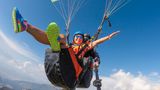 Einfach mal hängenlassen: Paragliding  Bei Corfu-Paragliding nahe Pelekas gibt es zwar keine Ausbildung zum Gleitschirmflieger, dafür lässt sich hier in dieses aufregende Hobby Reinschuppern. Gestartet wird direkt von einer Klippe mit Blick aufs Meer. Die Tandem-Gleitschirme fliegen auf den von der steilen Küste nach oben abgelenktem Seewind. Ein Flug dauert bei guten Bedingungen um die 20 Minuten.