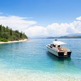 Auch ohne Führerschein: Touren mit dem eigenen Boot  Ein Auto mieten ohne Führerschein? Geht nicht. Selbst ein Moped wird schwierig. Doch ein kleines Boot mit 30 PS-Motor? Kein Problem!  Für rund 100 Euro pro Tag sind die kleinen Flitzer mit Sonnendach und zwei Liegeflächen auf dem Vordeck erhältlich. Die größte Herausforderung für autogewohnte Landratten: So ein Boot hat keine Bremse. Doch ist diese Hürde erst einmal genommen, steht der Weg zu vielen kleinen, nur mit dem Boot erreichbaren Badebuchten offen. Romantischer geht es kaum. Die meisten Verleiher gibt es auf der Ostseite rund um die Bucht der Hauptstadt Korfu und auf der gegenüberliegenden Westküste rund um den Ort Paleokastritsa. 