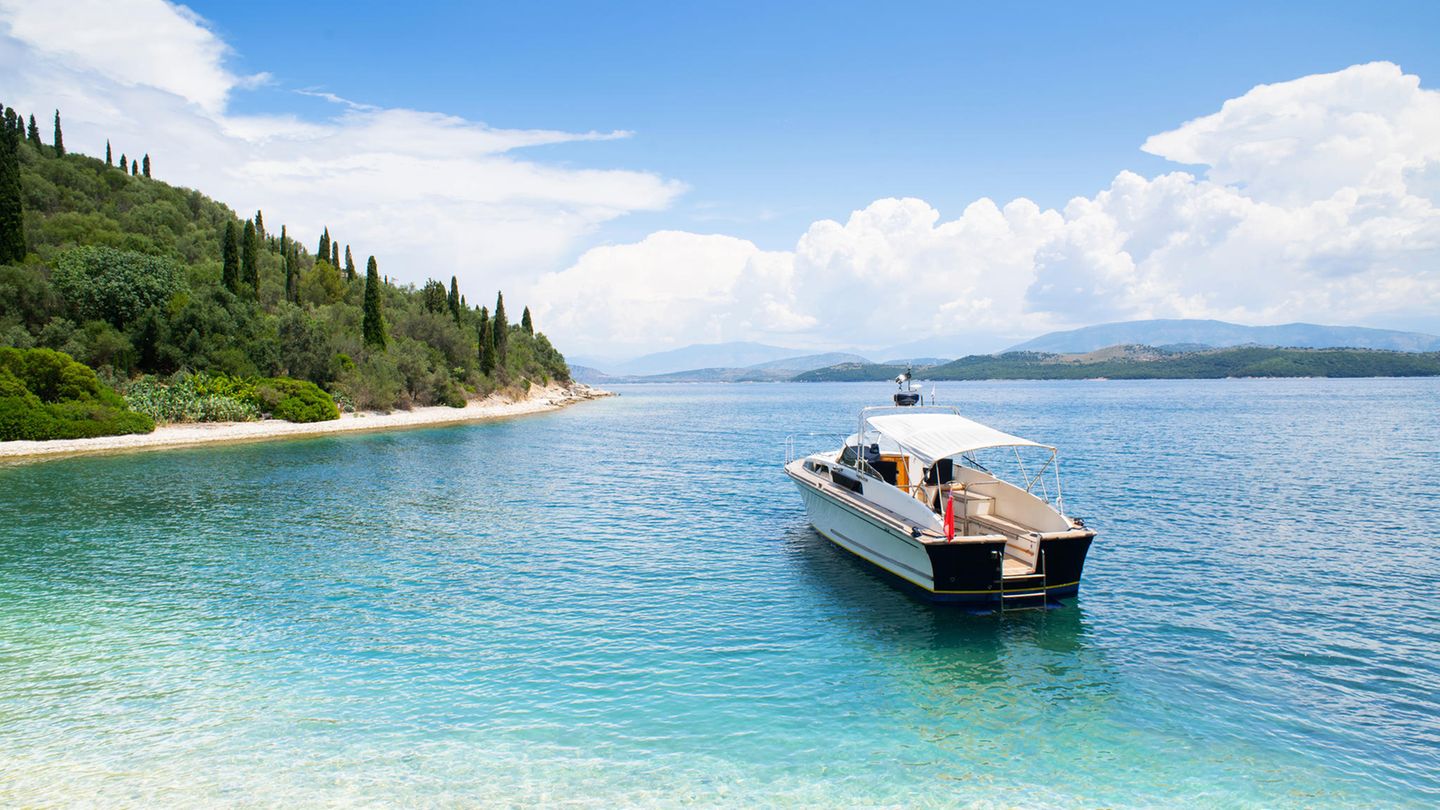 Auch ohne Führerschein: Touren mit dem eigenen Boot  Ein Auto mieten ohne Führerschein? Geht nicht. Selbst ein Moped wird schwierig. Doch ein kleines Boot mit 30 PS-Motor? Kein Problem!  Für rund 100 Euro pro Tag sind die kleinen Flitzer mit Sonnendach und zwei Liegeflächen auf dem Vordeck erhältlich. Die größte Herausforderung für autogewohnte Landratten: So ein Boot hat keine Bremse. Doch ist diese Hürde erst einmal genommen, steht der Weg zu vielen kleinen, nur mit dem Boot erreichbaren Badebuchten offen. Romantischer geht es kaum. Die meisten Verleiher gibt es auf der Ostseite rund um die Bucht der Hauptstadt Korfu und auf der gegenüberliegenden Westküste rund um den Ort Paleokastritsa. 