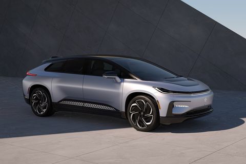 Der Faraday Future in seitlicher Frontansicht. Das Luxus-SUV soll unter anderem Tesla Konkurrenz machen.