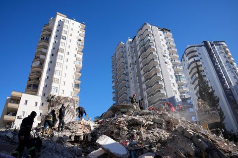 Nach dem Erdbeben in der Türkei: Notfallteams suchen in Adana in den Trümmern eines Gebäudes nach Menschen