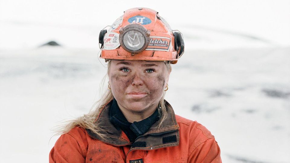 Mia Slettås mit von Kohleverschmiertem Gesicht