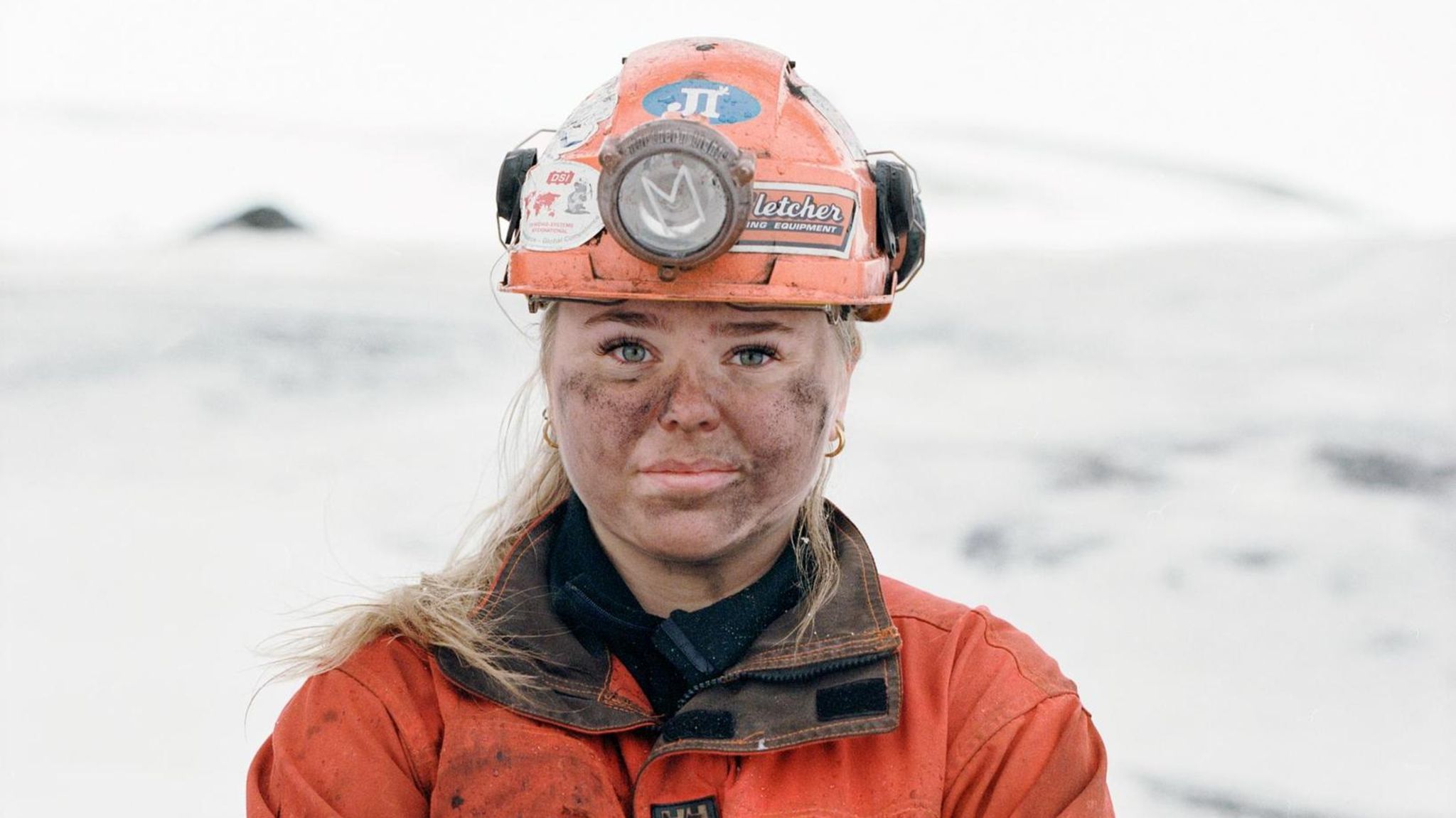 Mia Slettås mit von Kohleverschmiertem Gesicht