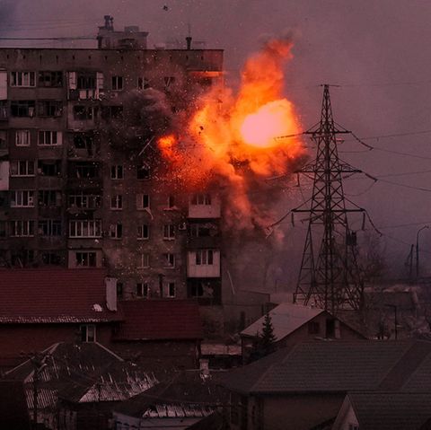 Eine russische Panzergranate trifft in ein Wohnhaus in Mariupol