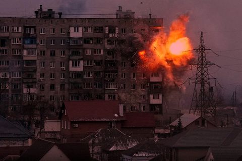 Eine russische Panzergranate trifft in ein Wohnhaus in Mariupol