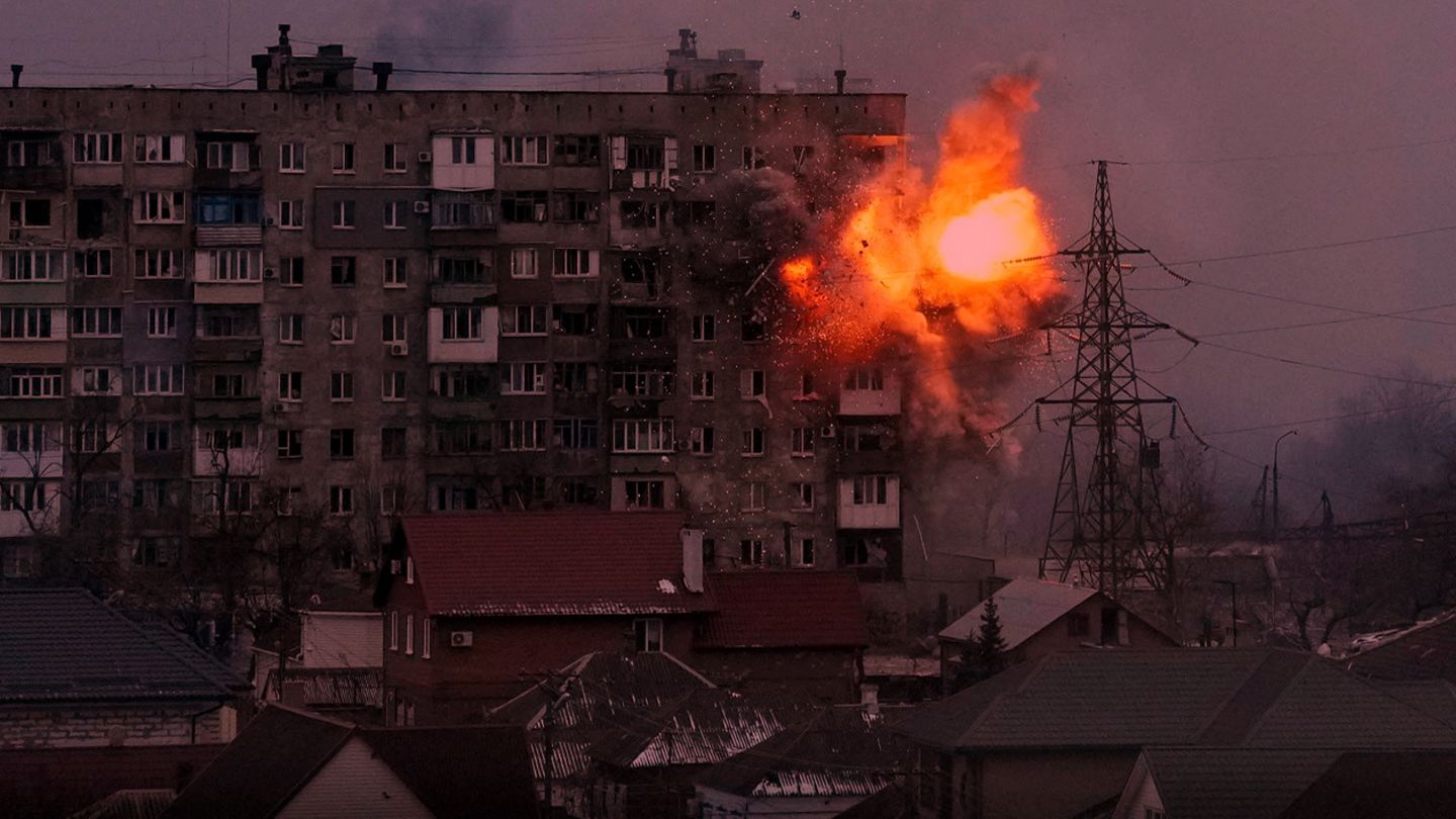 Eine russische Panzergranate trifft in ein Wohnhaus in Mariupol