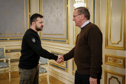 Boris Pistorius (r) wird von Wolodymyr Selenskyj, Präsident der Ukraine, im Präsidentenpalast empfangen