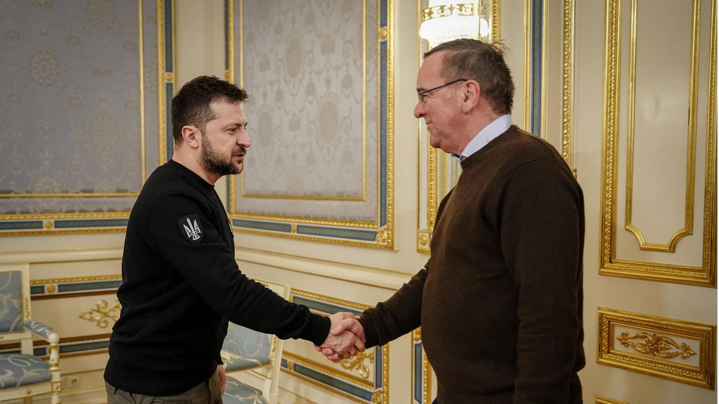 Boris Pistorius (r) wird von Wolodymyr Selenskyj, Präsident der Ukraine, im Präsidentenpalast empfangen