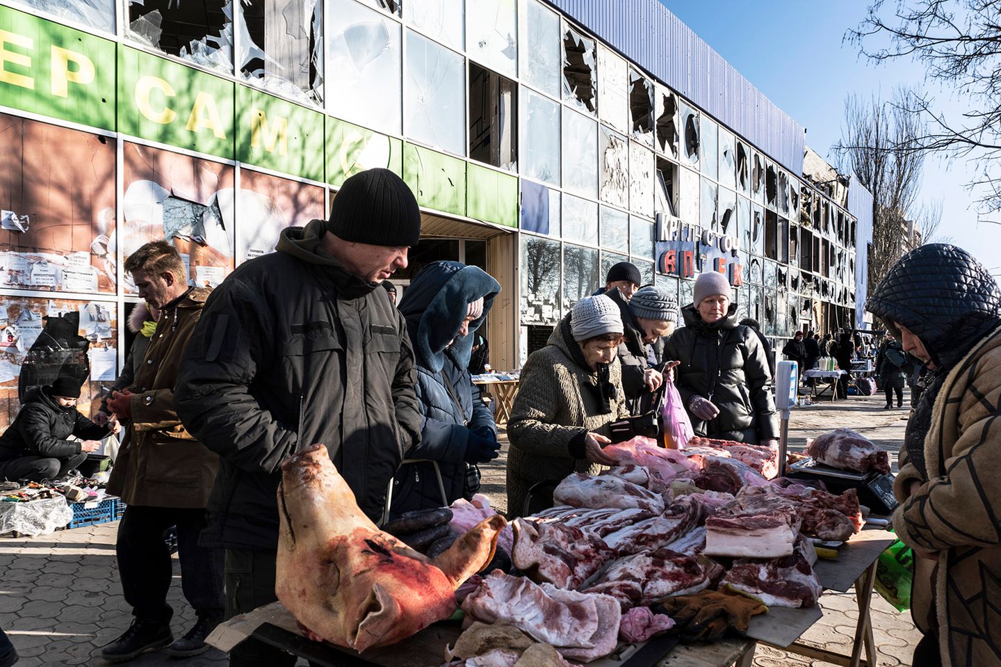 Menschen versammeln sich auf einem improvisierter Markt in Mariupol