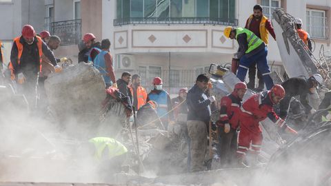 Helfer versuchen, in der Stadt Adana Verschüttete unter den Trümmern eines zusammengestürzten Hauses zu bergen
