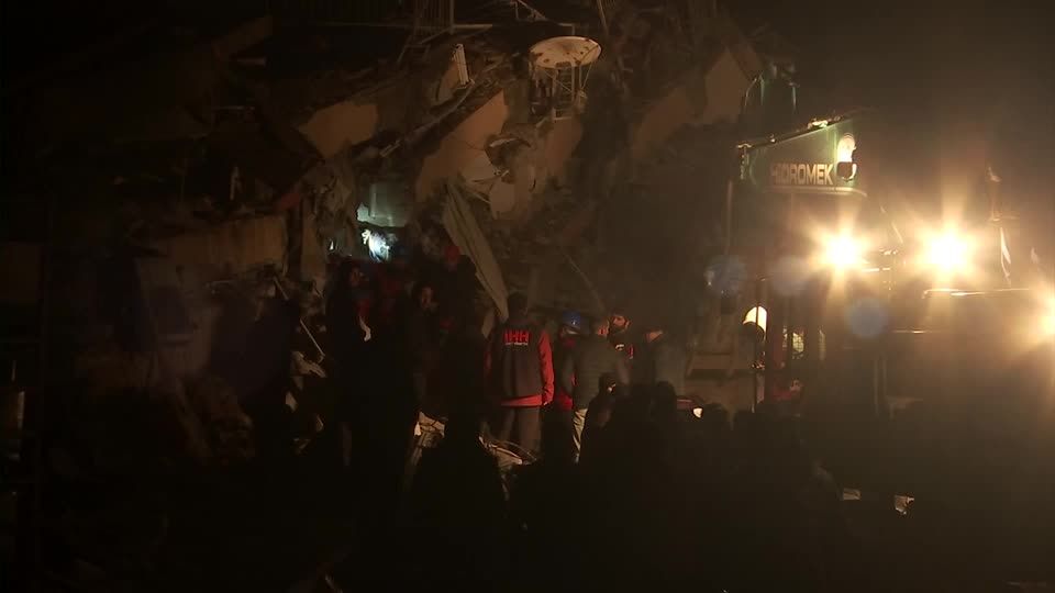 Video: Zahl der Erdbeben-Toten steigt auf über 8.700 Video: Zahl der Erdbeben-Toten steigt auf über 8.700