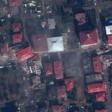 Trümmer liegen in den Straßen und Gassen der Stadt