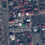 Ein Satellitenfoto zeigt zerstörte Häuserblocks und Trümmer