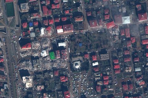 Ein Satellitenfoto zeigt zerstörte Häuserblocks und Trümmer