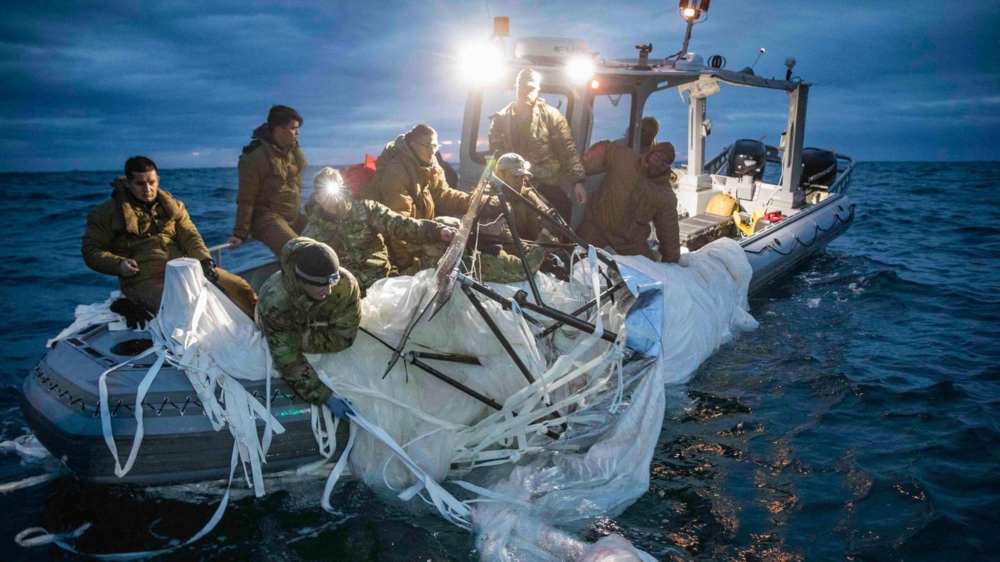Vor der Küste von North Carolina, USA. Allzu oft dürften die Soldaten so einen Auftrag nicht ausführen. Sie ziehen einen Ballon aus dem Atlantik. Es ist einer der mutmaßlichen Spionage-Ballone, die China über die USA geschickt haben soll und die dann abgeschossen wurden. Nun steht dem unbekannten Schwimmobjekt wohl eine genauere Untersuchung bevor.