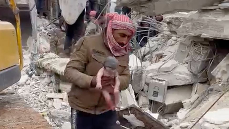 Das Neugeborene wird unter den Trümmern im nordsyrischen Dschindires geboren und überlebt an der Nabelschnur der toten Mutter Das Neugeborene wird unter den Trümmern im nordsyrischen Dschindires geboren und überlebt an der Nabelschnur der toten Mutter