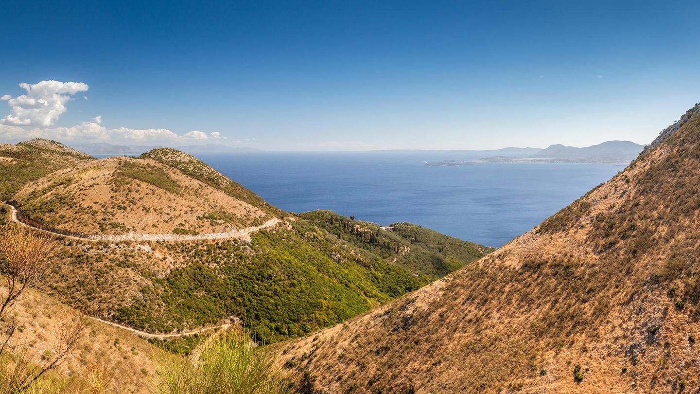 Radtouren: Korfu vom Sattel aus betrachtet  Wem der Entdeckungsradius zu Fuß zu klein ist, der erkundet Korfu auf dem Mountainbike. Gemütliche Touren finden sich im eher flachen Süden der Insel. Anspruchsvoll wird es im bergigen Norden, wo mitunter 1000 Höhenmeter gemeistert werden wollen. Lohn des Strampelns: Wie hier auf dem Bild zu sehen, bombastische Aussichten über das Ionische Meer. Die schönsten Touren haben die User von Koomot hier zusammengetragen. Auf der Insel gibt es zahlreiche Leihstationen mit einer großen Auswahl an Rädern. Vor allem im Norden ist ein Mountainbike hilfreich, am besten mit E-Motor.