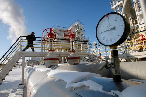 Russland: Eingeschneite Ölförderanlage