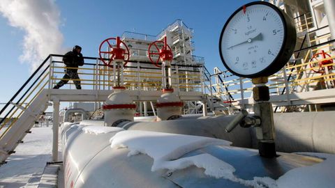 Russland: Eingeschneite Ölförderanlage