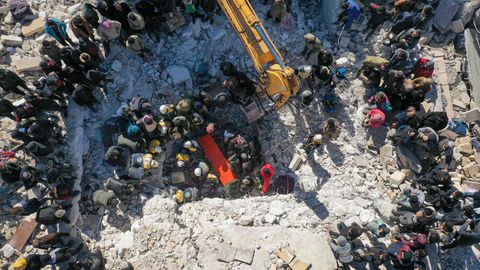 Stimmen von Erdbebenopfern: "Wie sollen wir an die Leichen unserer Angehörigen kommen? Niemand sagt uns etwas"