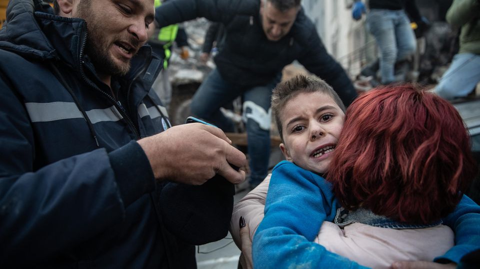 Yigit Cakmak, acht Jahre alt, wird nach 52 Stunden aus denTrümmern seines Wohnhauses im türkischen Hatay lebend geborgen