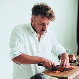 Der ukrainische Koch Ievgen Klopotenko gilt als Jamie Oliver der Ukraine. Landesweit bekannt wurde er 2015, als er die Show "MasterChef Ukraine" gewann. Seit Beginn der russischen Invasion im Februar 2022 postete der 34-Jährige auf seinen Social-Media-Kanälen Rezepte, weil seine Landsleute ihn um Tipps fragten. Sie wollten wissen, wie sie mit den wenigen Lebensmitteln, die sie haben, nährende Gerichte kochen können. Klopotenko lernte sein Handwerk an der Pariser Kochschule Le Cordon Bleu und wurde erst im vergangenen Jahr vom "Restaurant Magazine" als eines der 50 größten kulinarischen Talente der Welt ausgezeichnet. Der stern hat mit ihm im vorherigen Jahr ein Interview geführt, lesen Sie hier in Gänze.