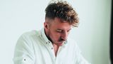 Der ukrainische Koch Ievgen Klopotenko gilt als Jamie Oliver der Ukraine. Landesweit bekannt wurde er 2015, als er die Show "MasterChef Ukraine" gewann. Seit Beginn der russischen Invasion im Februar 2022 postete der 34-Jährige auf seinen Social-Media-Kanälen Rezepte, weil seine Landsleute ihn um Tipps fragten. Sie wollten wissen, wie sie mit den wenigen Lebensmitteln, die sie haben, nährende Gerichte kochen können. Klopotenko lernte sein Handwerk an der Pariser Kochschule Le Cordon Bleu und wurde erst im vergangenen Jahr vom "Restaurant Magazine" als eines der 50 größten kulinarischen Talente der Welt ausgezeichnet. Der stern hat mit ihm im vorherigen Jahr ein Interview geführt, lesen Sie hier in Gänze.