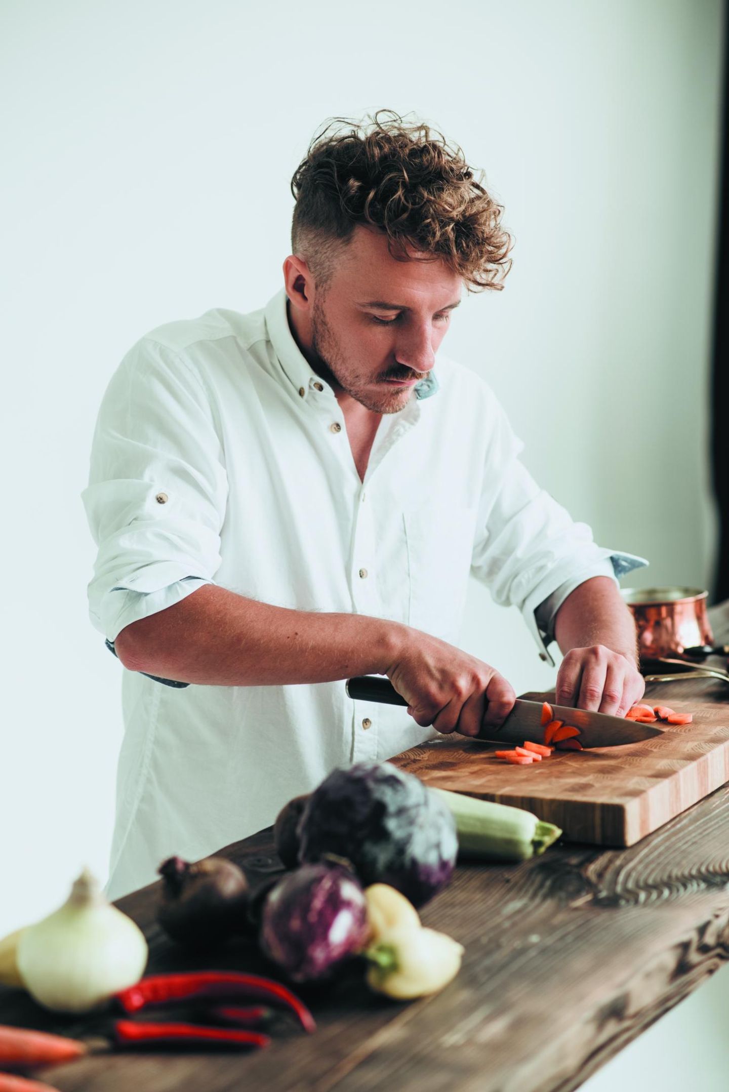 Kochbuch "Ukrajina": Der ukrainische Koch Ievgen Klopotenko gilt als Jamie Oliver der Ukraine. Landesweit bekannt wurde er 2015, als er die Show "MasterChef Ukraine" gewann. Seit Beginn der russischen Invasion im Februar 2022 postete der 34-Jährige auf seinen Social-Media-Kanälen Rezepte, weil seine Landsleute ihn um Tipps fragten. Sie wollten wissen, wie sie mit den wenigen Lebensmitteln, die sie haben, nährende Gerichte kochen können. Klopotenko lernte sein Handwerk an der Pariser Kochschule Le Cordon Bleu und wurde erst im vergangenen Jahr vom "Restaurant Magazine" als eines der 50 größten kulinarischen Talente der Welt ausgezeichnet. Der stern hat mit ihm im vorherigen Jahr ein Interview geführt, lesen Sie hier in Gänze. Der ukrainische Koch Ievgen Klopotenko gilt als Jamie Oliver der Ukraine. Landesweit bekannt wurde er 2015, als er die Show "MasterChef Ukraine" gewann. Seit Beginn der russischen Invasion im Februar 2022 postete der 34-Jährige auf seinen Social-Media-Kanälen Rezepte, weil seine Landsleute ihn um Tipps fragten. Sie wollten wissen, wie sie mit den wenigen Lebensmitteln, die sie haben, nährende Gerichte kochen können. Klopotenko lernte sein Handwerk an der Pariser Kochschule Le Cordon Bleu und wurde erst im vergangenen Jahr vom "Restaurant Magazine" als eines der 50 größten kulinarischen Talente der Welt ausgezeichnet. Der stern hat mit ihm im vorherigen Jahr ein Interview geführt, lesen Sie hier in Gänze.