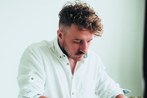 Der ukrainische Koch Ievgen Klopotenko gilt als Jamie Oliver der Ukraine. Landesweit bekannt wurde er 2015, als er die Show "MasterChef Ukraine" gewann. Seit Beginn der russischen Invasion im Februar 2022 postete der 34-Jährige auf seinen Social-Media-Kanälen Rezepte, weil seine Landsleute ihn um Tipps fragten. Sie wollten wissen, wie sie mit den wenigen Lebensmitteln, die sie haben, nährende Gerichte kochen können. Klopotenko lernte sein Handwerk an der Pariser Kochschule Le Cordon Bleu und wurde erst im vergangenen Jahr vom "Restaurant Magazine" als eines der 50 größten kulinarischen Talente der Welt ausgezeichnet. Der stern hat mit ihm im vorherigen Jahr ein Interview geführt, lesen Sie hier in Gänze.