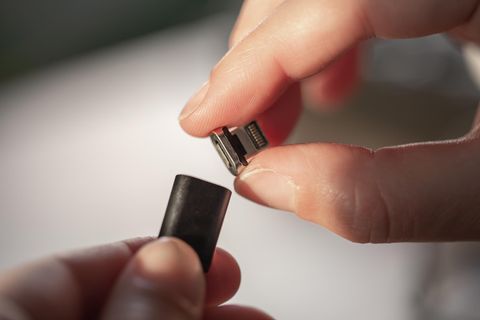 Magnetisches Ladekabel: Kopf und Kabel eines magnetischen Ladekabels
