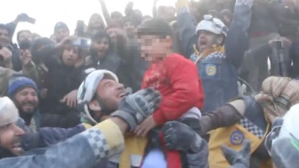 Im syrischen Idlib retten Helfer eine sechsköpfige Familie und die Menge skandiert "Allahu Akbar"