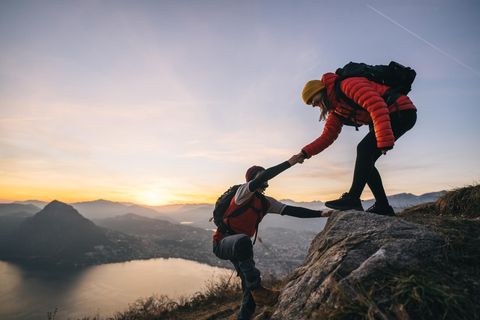 Frau reicht Mann die Hand