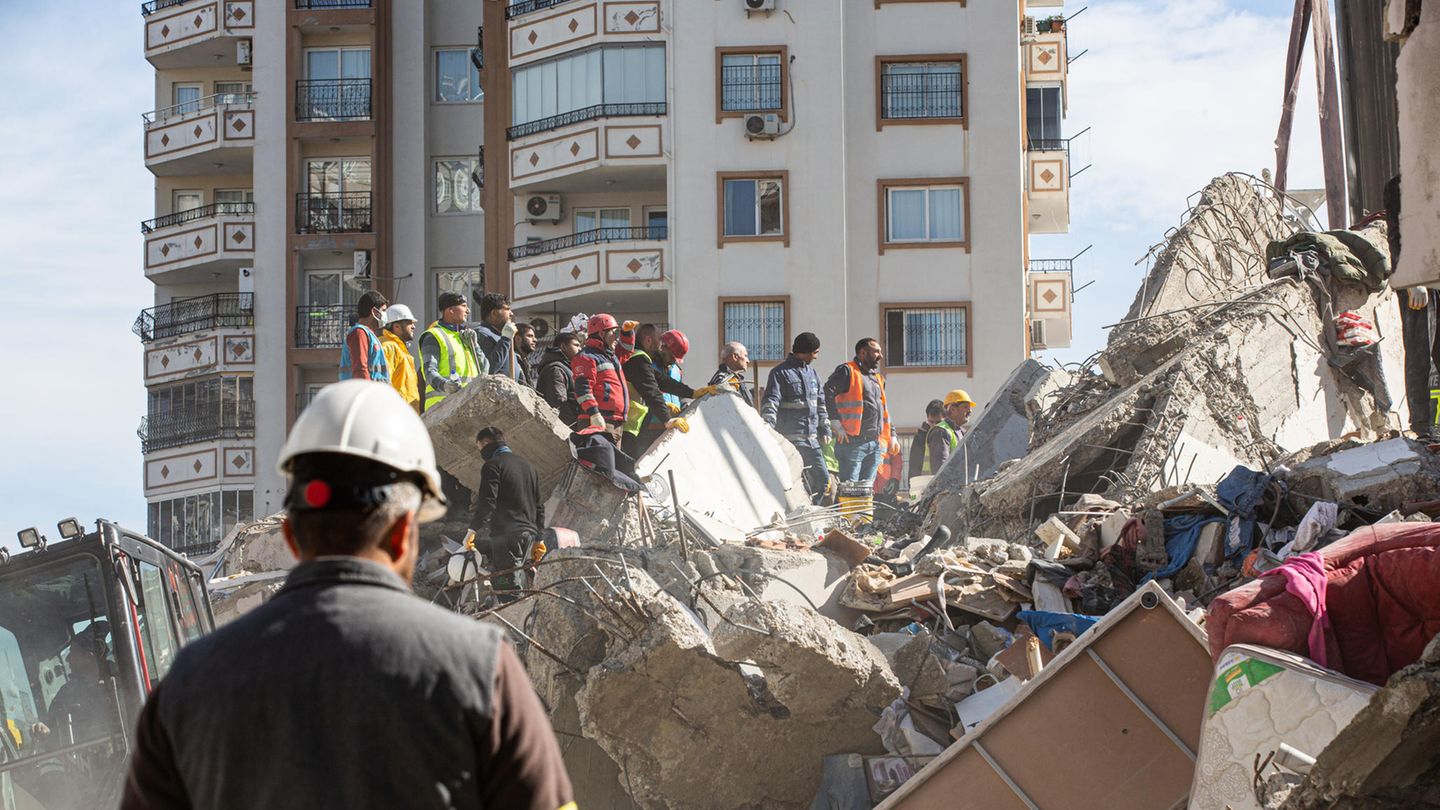 Rettungsarbeiten nach dem Erdbeben am 6.2.2023 in Adana in der Türkei