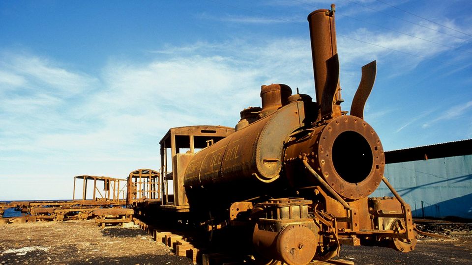 Verrostete Lokomotive im Hafen von Santa Rosalia, Baja California Sur, Mexiko