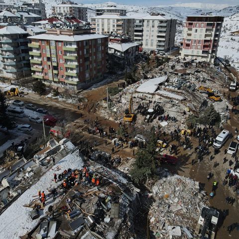 Türkei, Adiyaman: Eine Luftaufnahme zeigt Rettungskräfte und Zivilisten bei der Suche nach Überlebenden in den Trümmern der von den Erdbeben zerstörten Gebäude