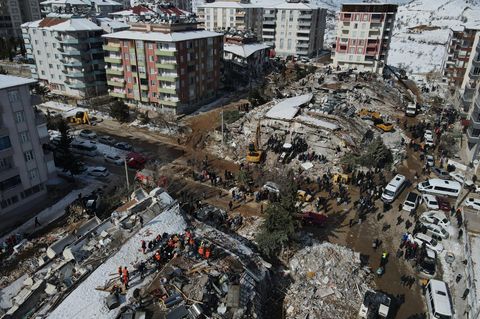 Türkei, Adiyaman: Eine Luftaufnahme zeigt Rettungskräfte und Zivilisten bei der Suche nach Überlebenden in den Trümmern der von den Erdbeben zerstörten Gebäude