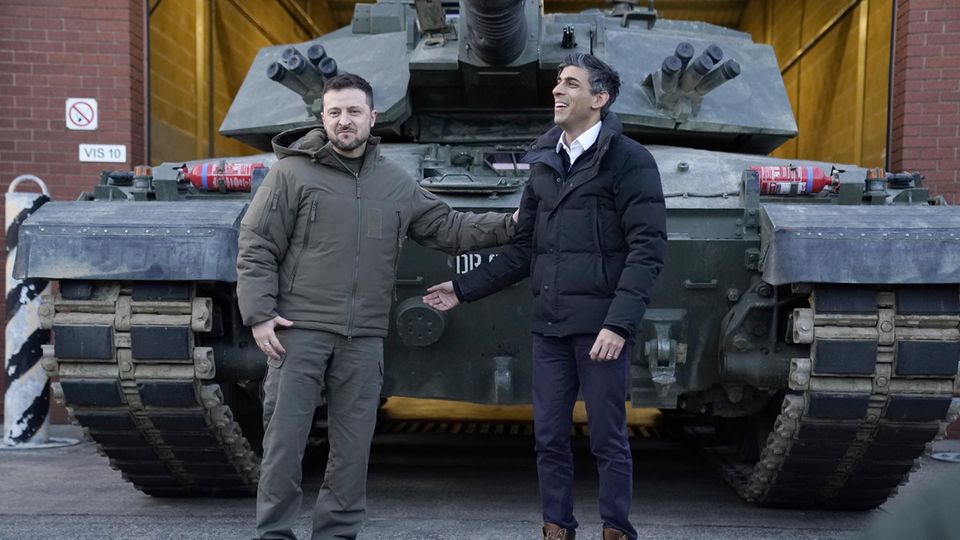 Rishi Sunak und Wolodymyr Selenskyj vor einem Panzer des Typs "Challenger-2"