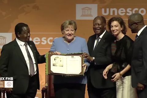 Video: Merkel mit Unesco-Friedenspreis ausgezeichnet