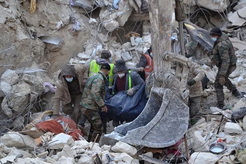 Erdbeben in der Türkei und Syrien: Rettungskräfte suchen nach Überlebenden in den Trümmern eines zerstörten Gebäudes