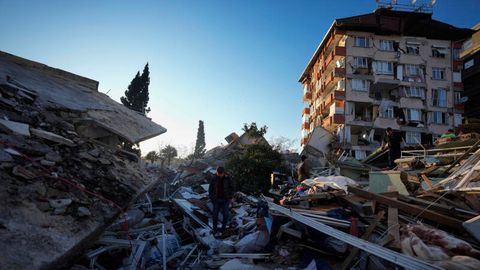 Ein Mann geht im türkischen Antakya durch die Trümmer zerstörter Gebäude