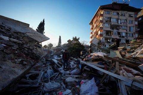 Ein Mann geht im türkischen Antakya durch die Trümmer zerstörter Gebäude