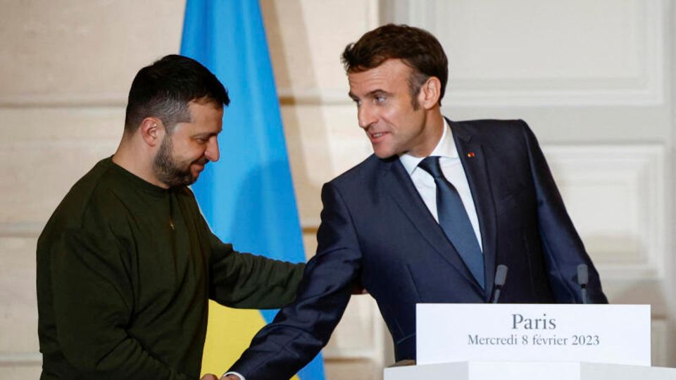 Selenskyj und Macron geben sich die Hand