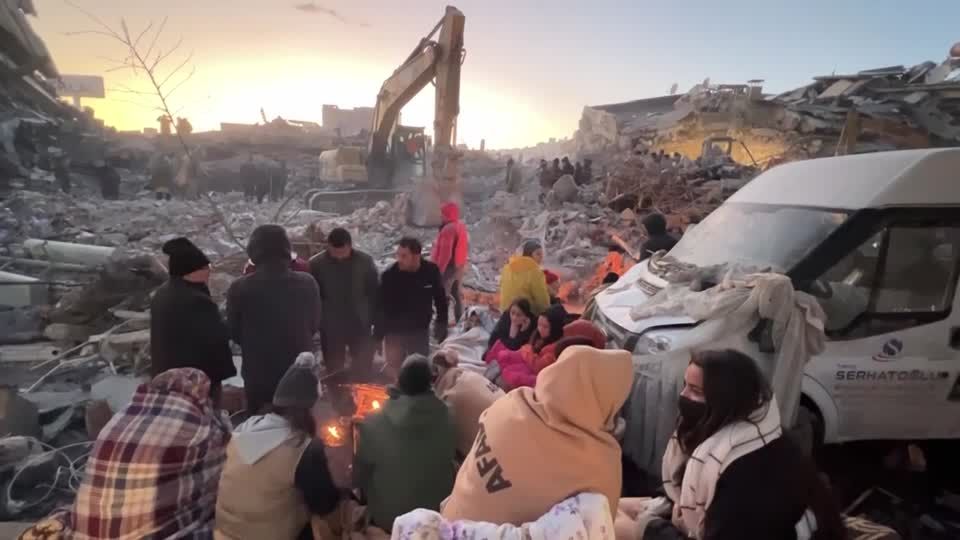Video: Zahl der Erdbeben-Toten auf über 15.000 gestiegen Video: Zahl der Erdbeben-Toten auf über 15.000 gestiegen